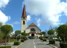 Kirche mit Strasse 2022 (Foto: Alfred und Theres Kolar)