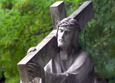 Friedhof: Jesus tr&auml;gt sein Kreuz (Foto: Kirchenweb Bilder)
